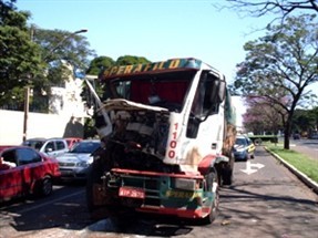 Acidente provoca extenso congestionamento na Avenida Colombo